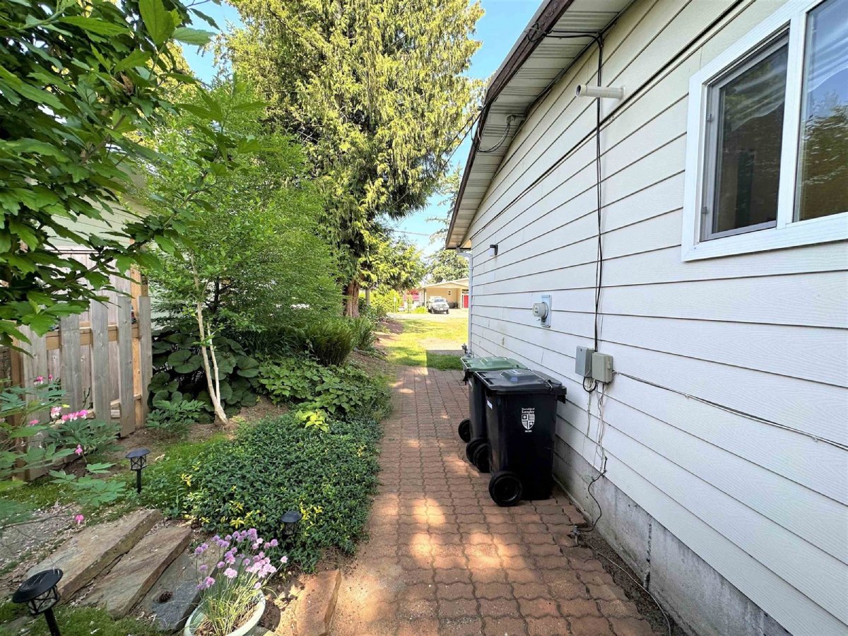 8920 Bartlett Street, Langley 35