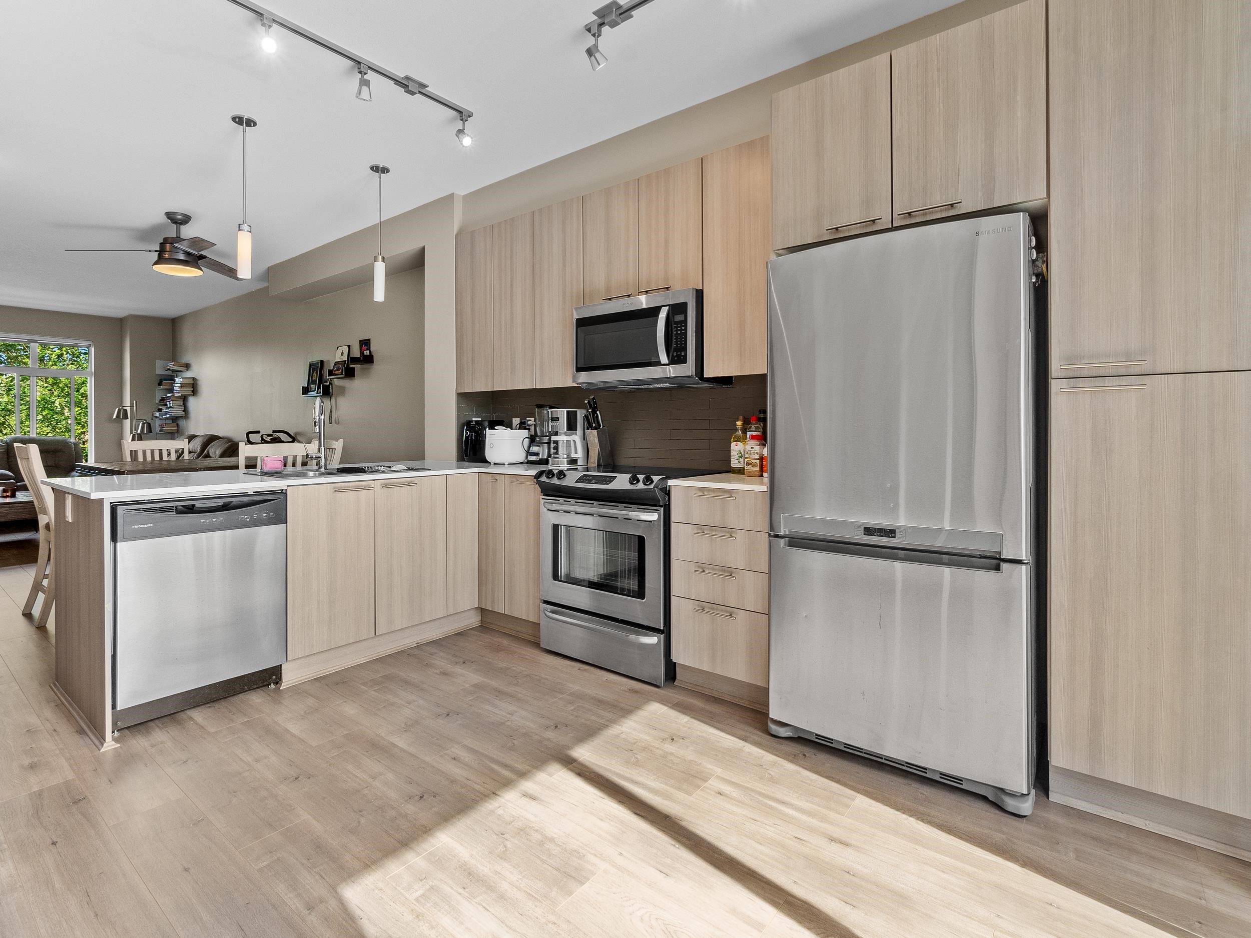 21 19433 68 AVENUE 15